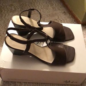 Cute brown heeled sandal!